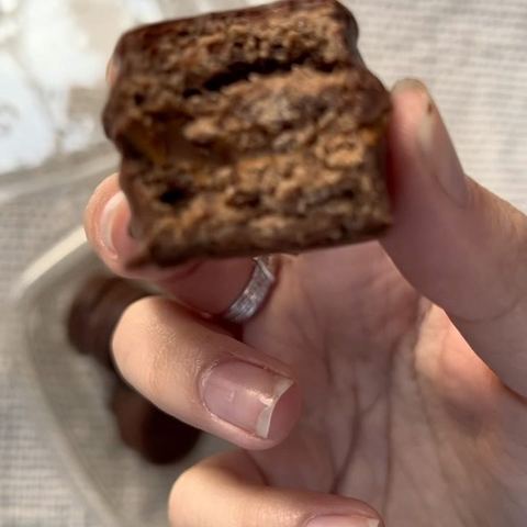 Cookie mordida en mano